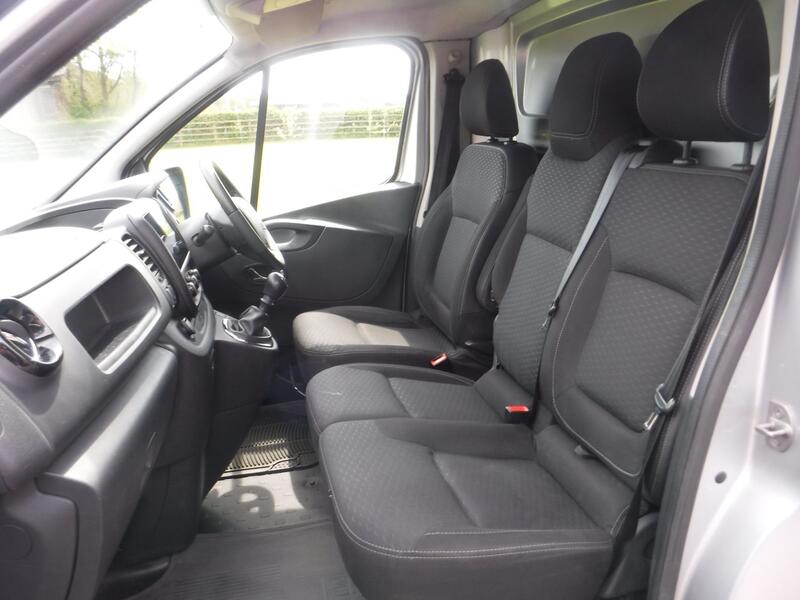 VAUXHALL VIVARO