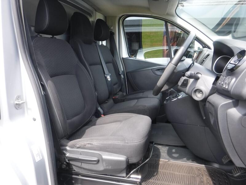 VAUXHALL VIVARO