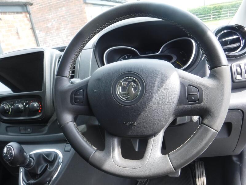 VAUXHALL VIVARO