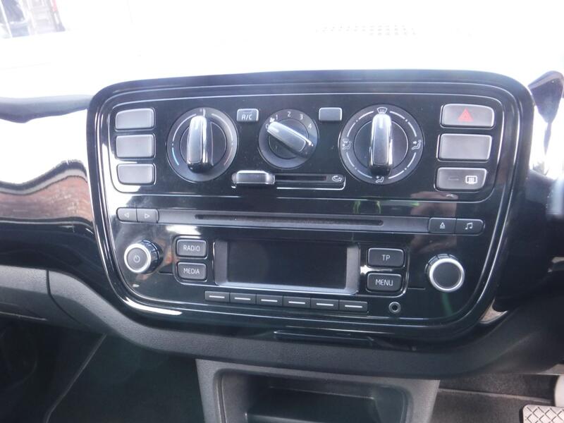 VOLKSWAGEN UP