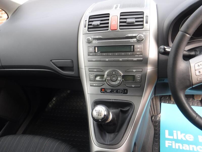 TOYOTA AURIS