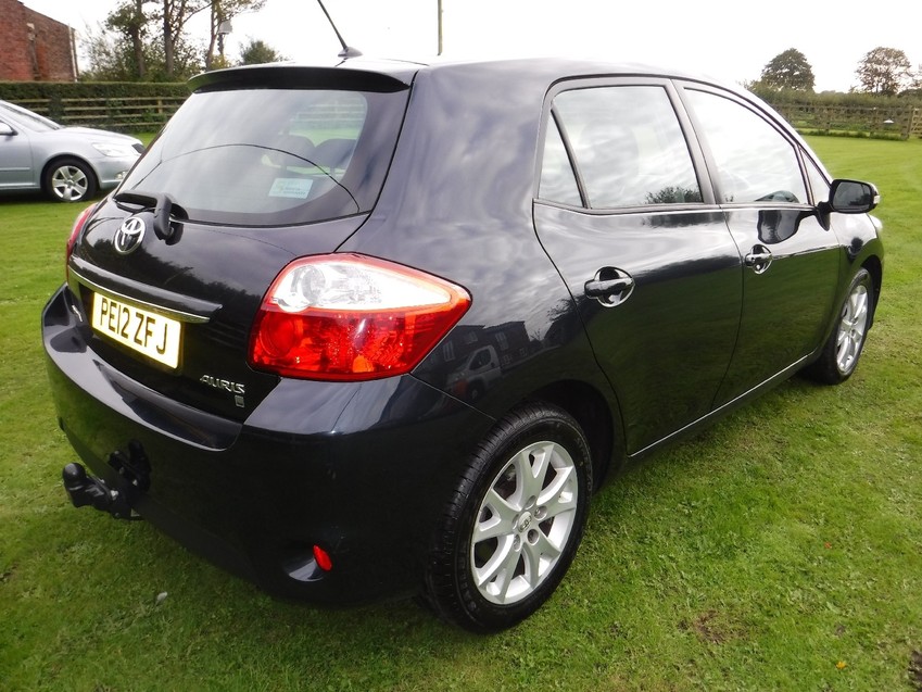 TOYOTA AURIS