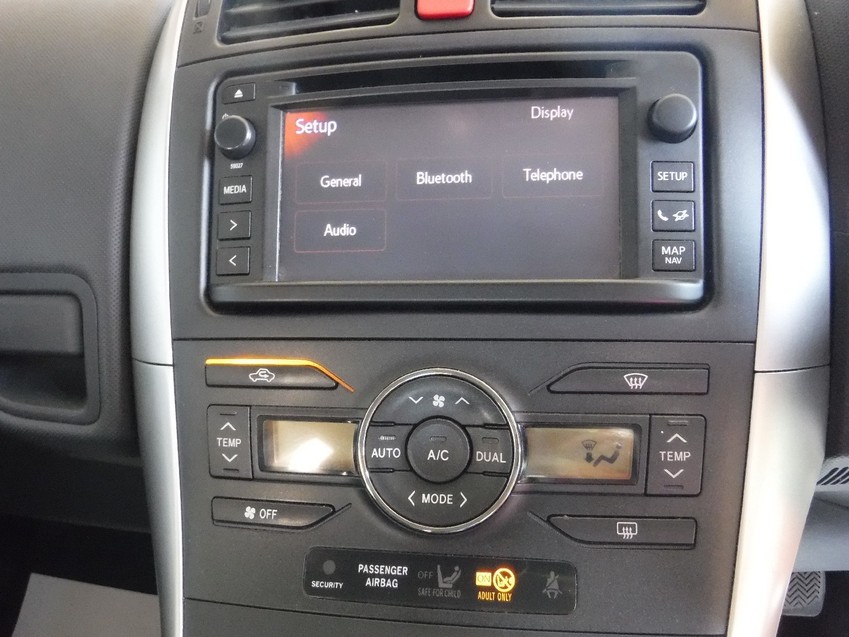 TOYOTA AURIS