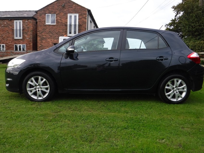 TOYOTA AURIS