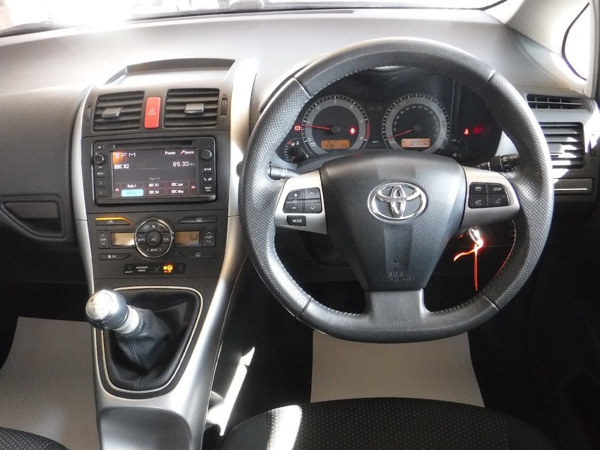 TOYOTA AURIS
