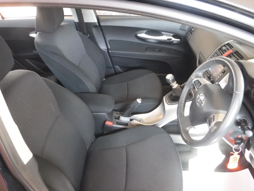 TOYOTA AURIS