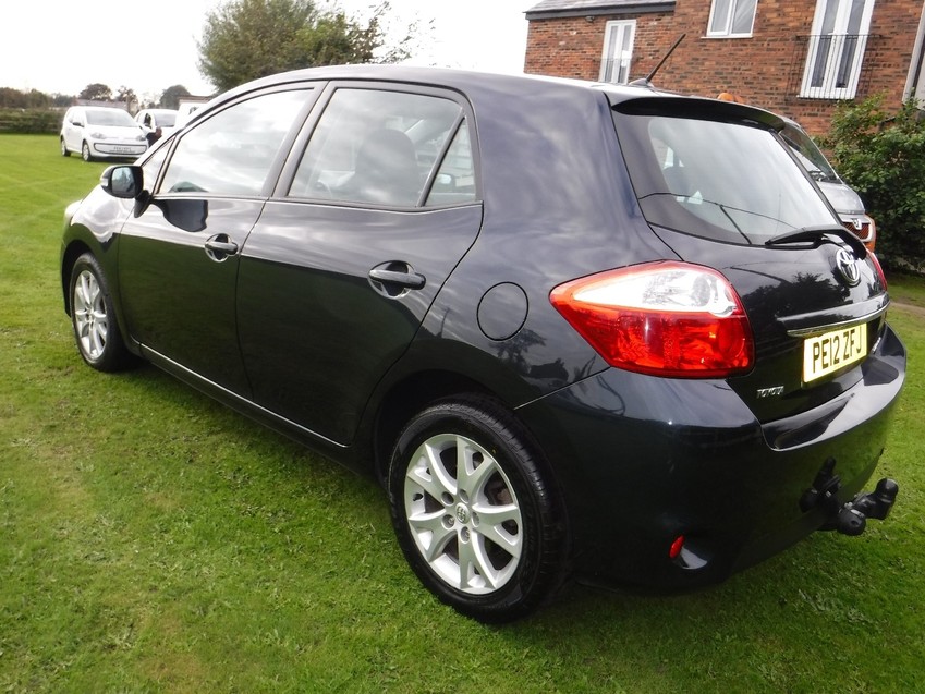 TOYOTA AURIS