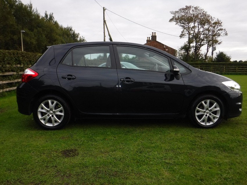 TOYOTA AURIS