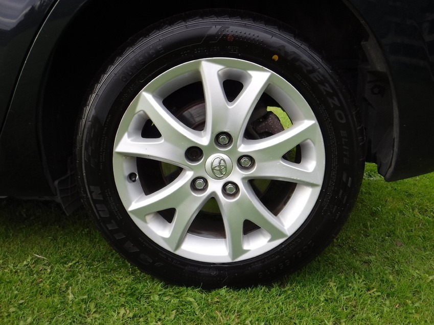 TOYOTA AURIS