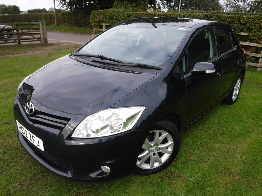 TOYOTA AURIS